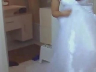 소녀 에 그녀의 결혼식 드레스 엿 단단한