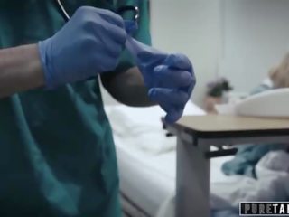 Čistý tabu perv zdravotní practitioner dává dospívající pacient vagína zkouška