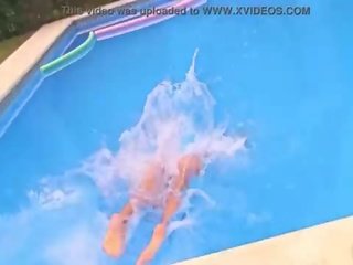 Ідеальна дупа підліток носіння see-through купальник в в басейн!