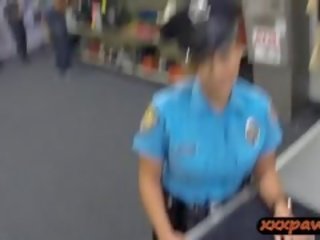 Besar tetek latina petugas polisi petugas pawned dia alat kemaluan wanita untuk mendapatkan uang tunai