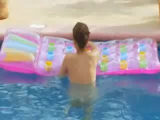 Titty pop masturberen in de zwembad
