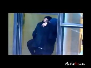 Hijab invatatoare prins sarutand de camera spion