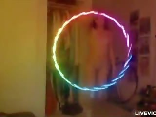 Nerd roodharige kindje lana twirls een luminous hula-hoop en eikels haar poesje