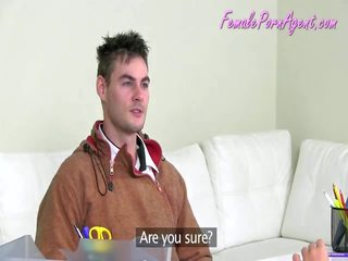 Egy fickó came hogy egy munka interjú