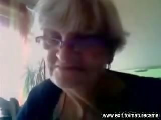 55 år gammal grannyen visar henne stor tuttarna på klotter video-