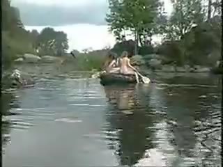 Tre caldi ragazze nuda ragazze in il giungla su barca per cazzo caccia