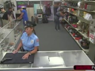 זנותי ו - שחרחורת לטינית משטרה אישה מקבל מזוין