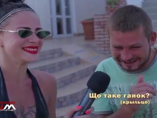 Russisk hottie interviews naken kyllinger & gutta på n