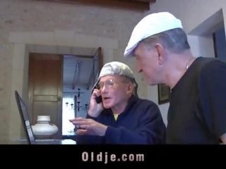 Retired oldmen joder y compartir dos adolescentes