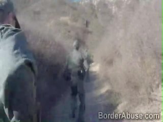 Pekné brunetky pička búšil podľa border polícia dôstojník