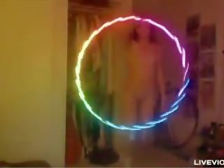 Tocilar roscata gagica lana twirls o luminous hula-hoop și fucks ei pasarica