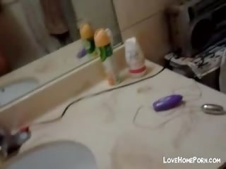 Söpö nuori aasialaiset masturboimassa sisään the kylpyhuone