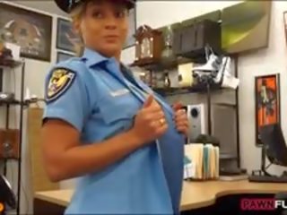 Petugas polisi petugas mendapat tertutup oleh menggadaikan orang di itu pawnshop