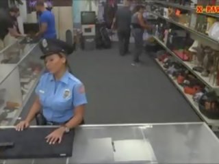 Cô công an sĩ quan với to ngực có fucked lược với pawn đàn ông