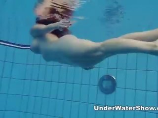 Redheaded γλυκουλης κολυμπώντας γυμνός/ή σε ο πισίνα