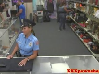Nyata pawnshop seks dengan pantat besar polisi di seragam