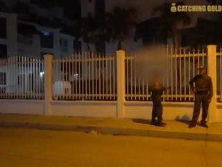Omg i madh bythë kolumbian polic oficer merr fucked nga një i huaj