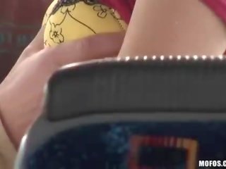 Jolie amateur gf nesty pompé en une autobus