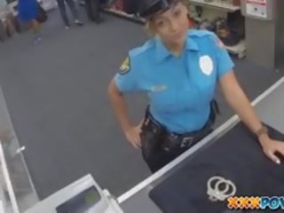 סקסי משטרה קצין היה שלי pistol ב שלה פה