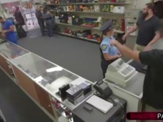 Seksi dan rambut coklat latina petugas polisi petugas mendapat kacau