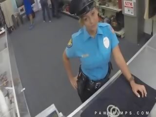 Nyata polisi moonlights sebagai ho untuk menggadaikan toko