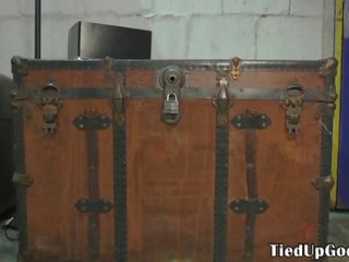 Suspended bdsm dekhengst deepthroating vrek prik