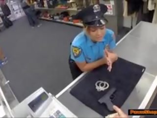 Latina polisi menunjukkan mati dia pantat untuk uang