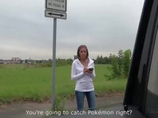 Súper caliente pokemon cazadora pechugona nena convencido a joder desconocido en driving camioneta