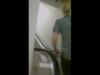 Sexy bips op een escalator in yoga broek