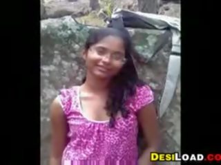 Σπασίκλας ινδικό κορίτσι λαθροχείρ και έγλειψε