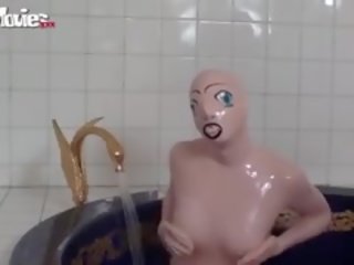 Tanja prend une bain en son latex sexe poupée costume