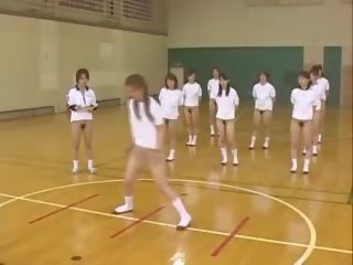 Japansk tenåringer traning toppløs i den gym