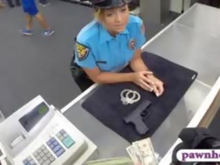 Busty công an sĩ quan fucked lược qua pawn đàn ông đến kiếm được thêm tiền