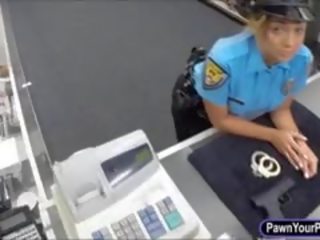 Petugas polisi petugas pawns dia alat kemaluan wanita dan mendapat terlanda untuk uang