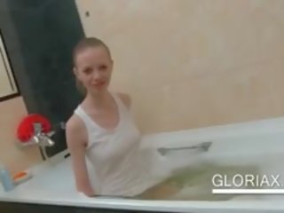 호리 호리한 러시아의 비탄 아기 세탁 단단한 여성 성기