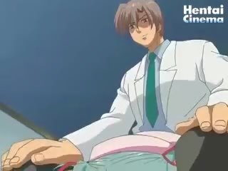 Hentai γιατρός λαμβάνει του τεράστιος πέος έξω του του παντελόνι και
