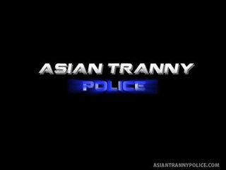 Caldi trans poliziotto shu prende diritto a succhiare cazzo