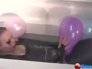 Lateks bihis dalagita may balloons sa a bathtub