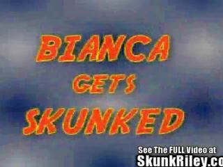 Skunk riley fucks bianca vtip čierne vták!