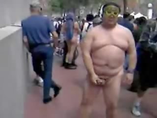 Gros asiatique gars paluchage sur la rue vidéo