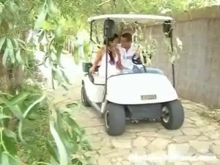 Een meisje en haar vriendje zijn driving rond in een golf cart. plotseling zij stoppen en de kerel start naar aanraken de meisje omhoog,