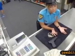 Duży cycuszki policja oficer pawns jej cipka na pieniądze