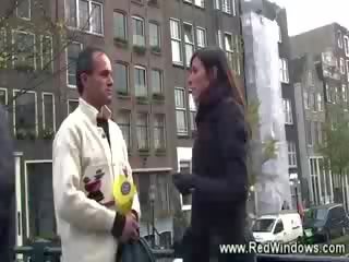 同 他的 指導 角質 遊客 visits 一 妓女 在 阿姆斯特丹