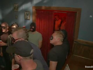 Captured knoflíček je bytí použitý v a bar plný na nadržený maskovaný muži