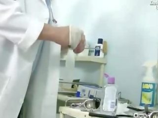 Samaitātas ārsts examining viņa pacients
