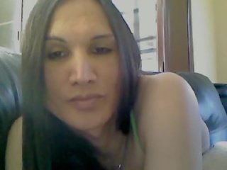 Native-american travesti strikes sensual poses em o webcam