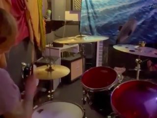 Felicity feline drumming uz viņai lockout