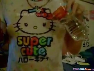 Σέξι ιαπωνικό κορίτσι με υγρός hello γατούλα t-shirt