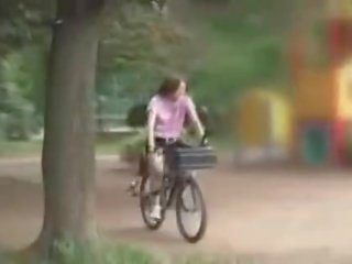 Giapponese ragazza masturbato mentre cavalcare un specially modificata sesso bike!