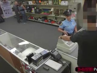 Секси полиция офицер иска към pawn тя материя краища нагоре в на офис